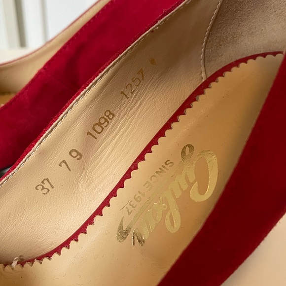 Gorgeous Red Suede Low Heel - Picture 5 of 5